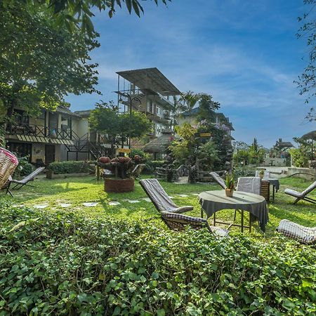 Hotel Riverside With Swimming Pool Sauraha Exterior photo