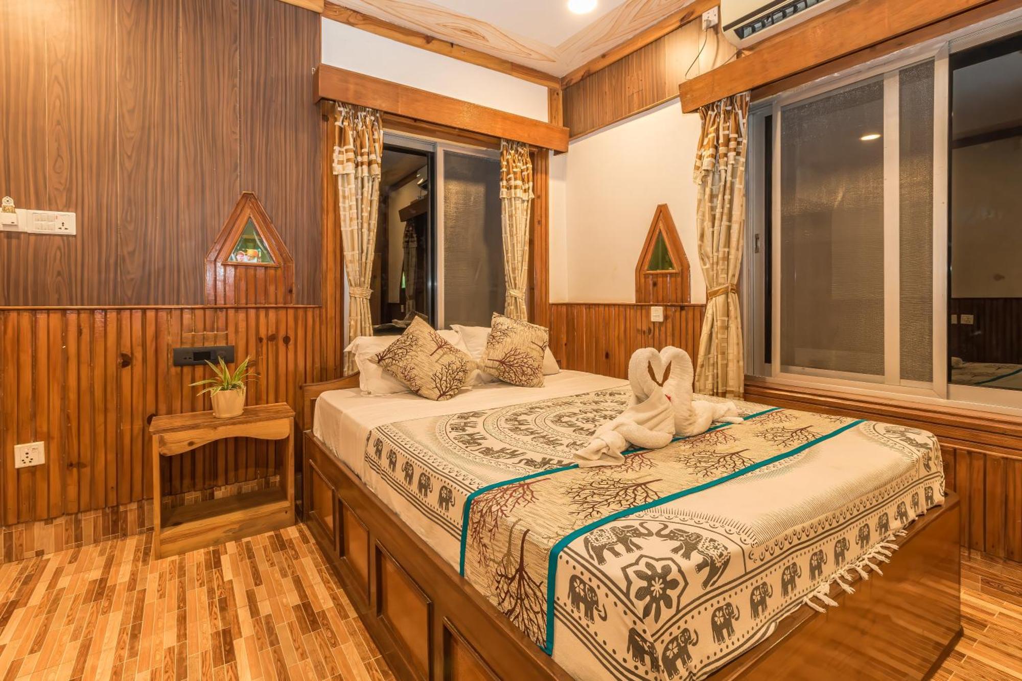 Hotel Riverside With Swimming Pool Sauraha Exterior photo