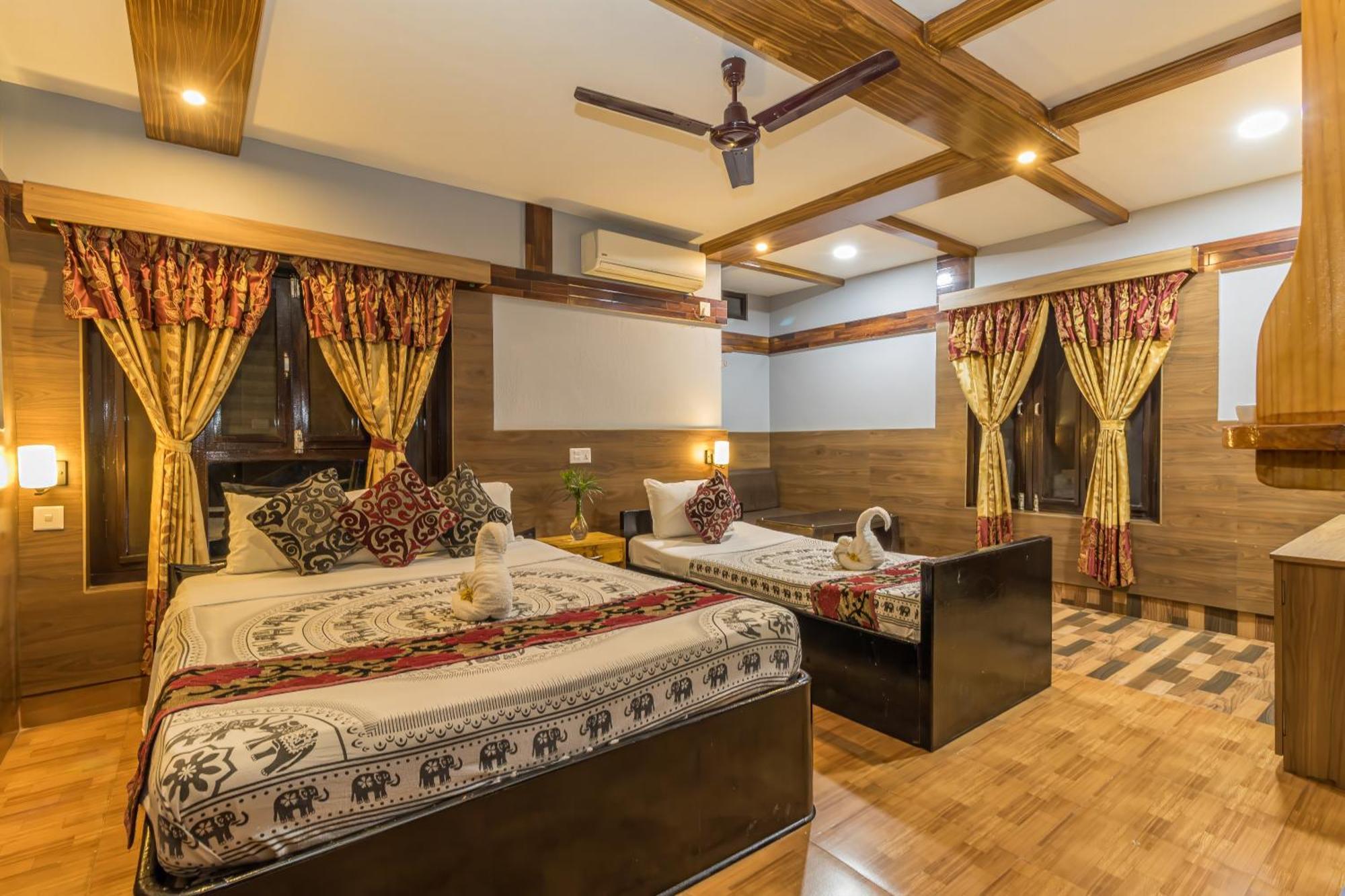 Hotel Riverside With Swimming Pool Sauraha Exterior photo