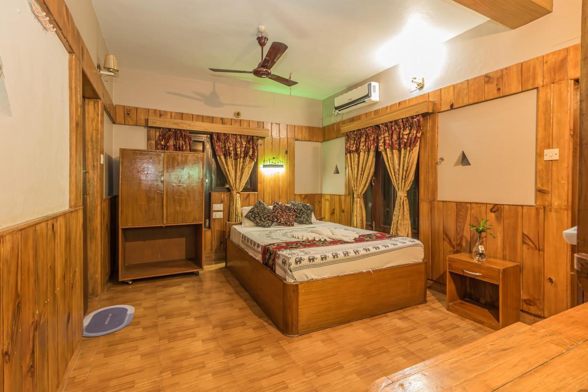 Hotel Riverside With Swimming Pool Sauraha Exterior photo