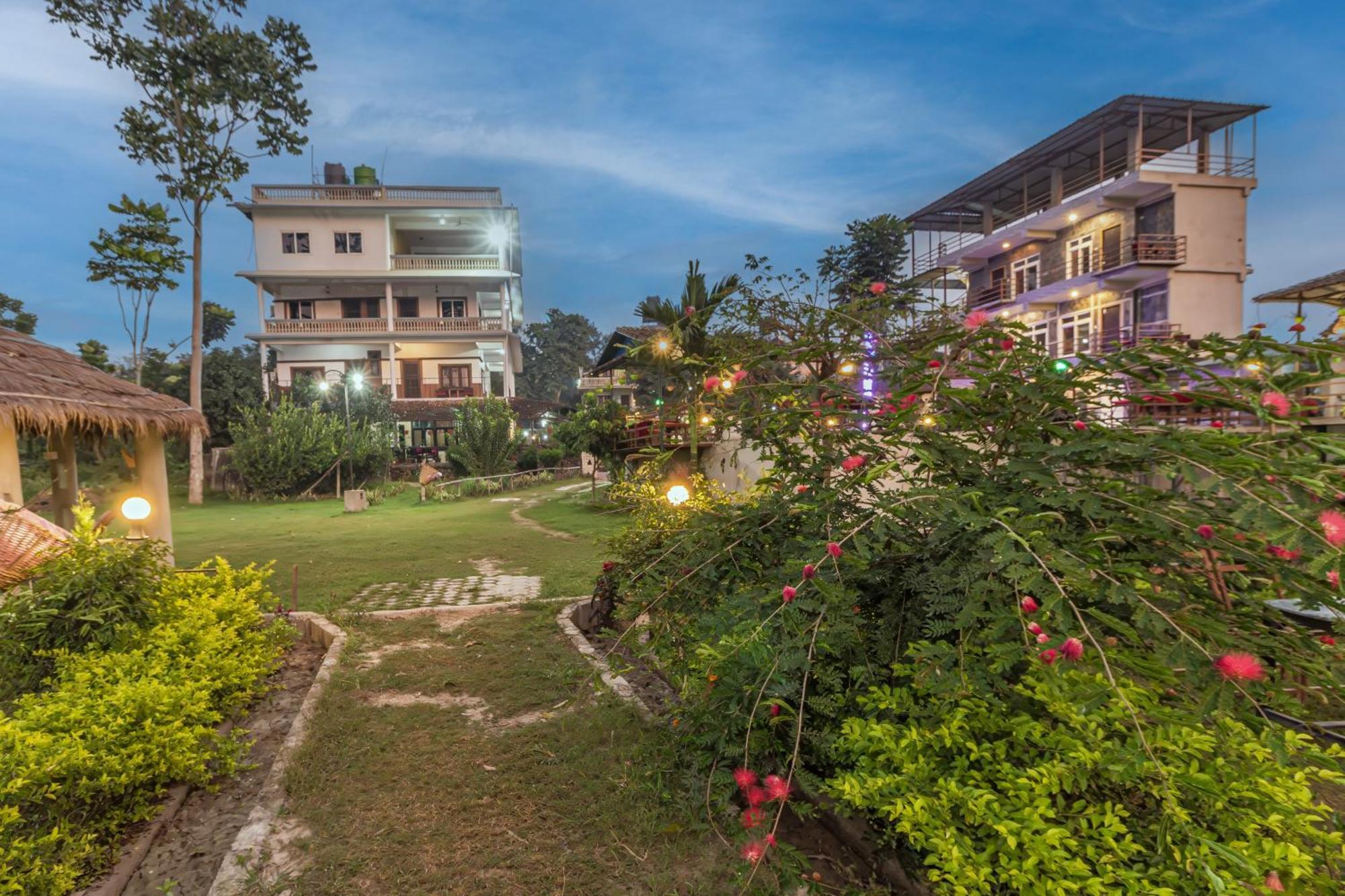 Hotel Riverside With Swimming Pool Sauraha Exterior photo