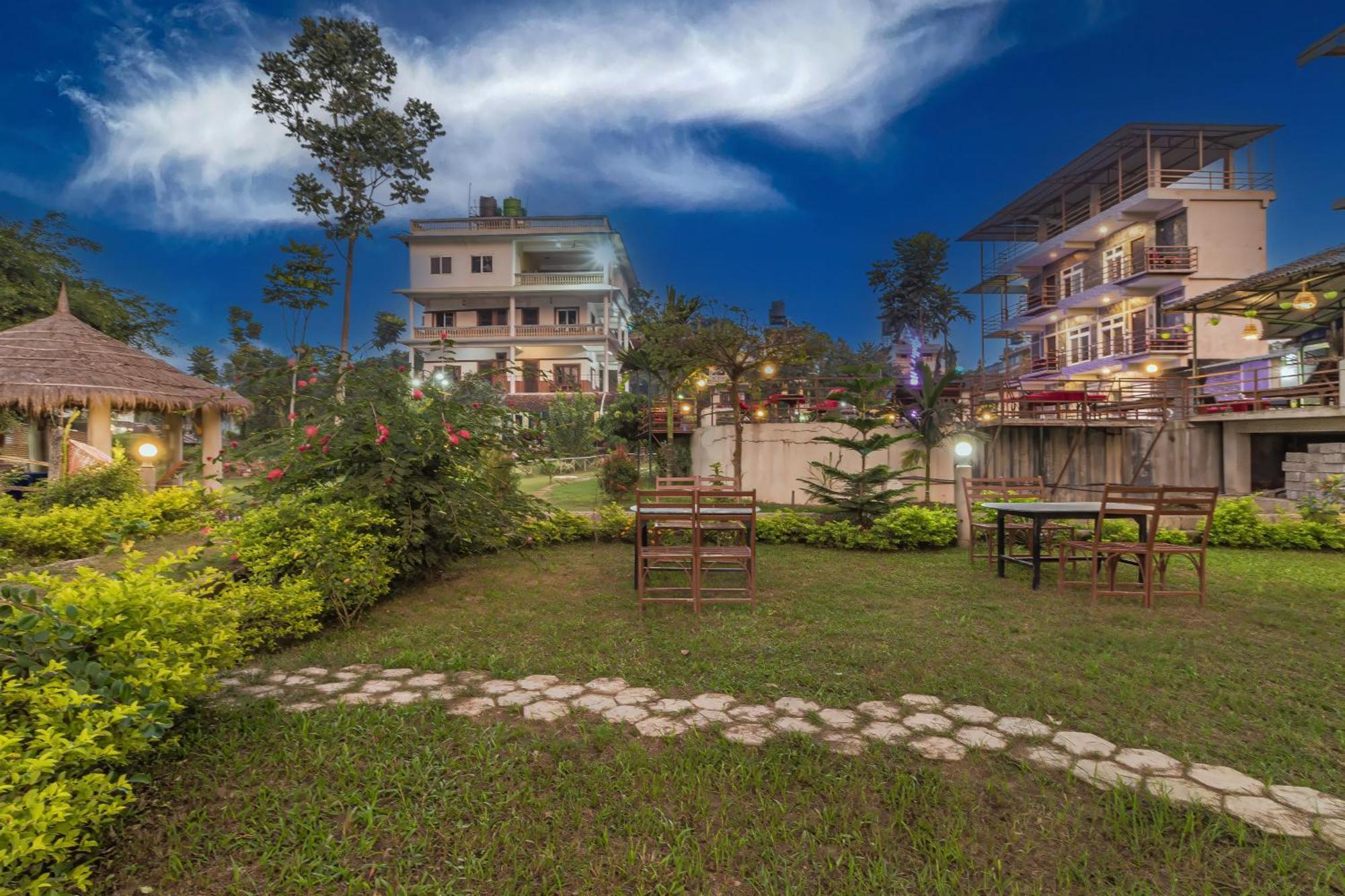 Hotel Riverside With Swimming Pool Sauraha Exterior photo