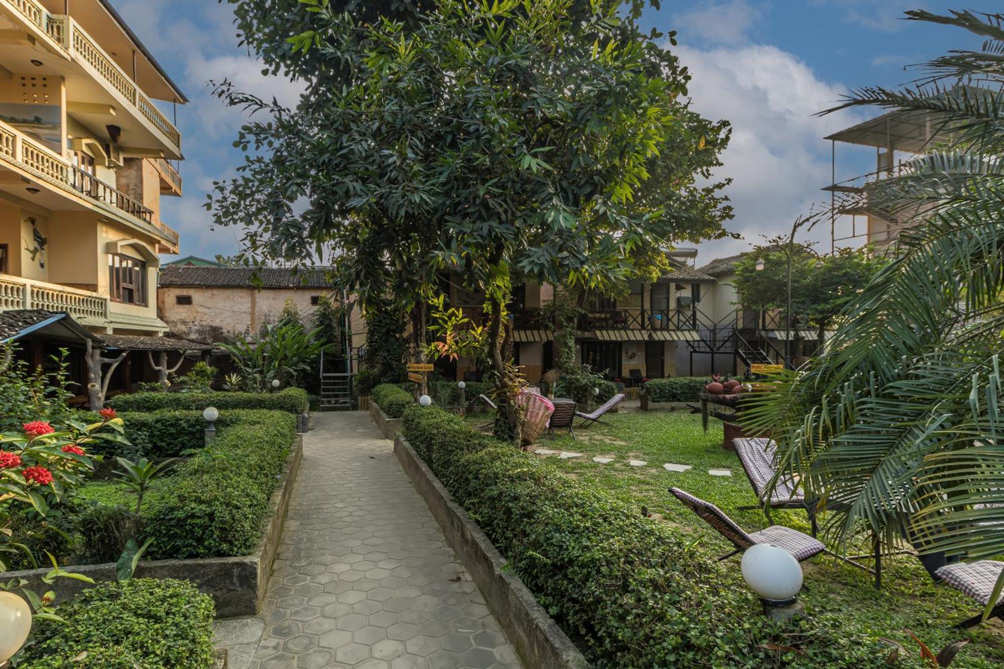 Hotel Riverside With Swimming Pool Sauraha Exterior photo